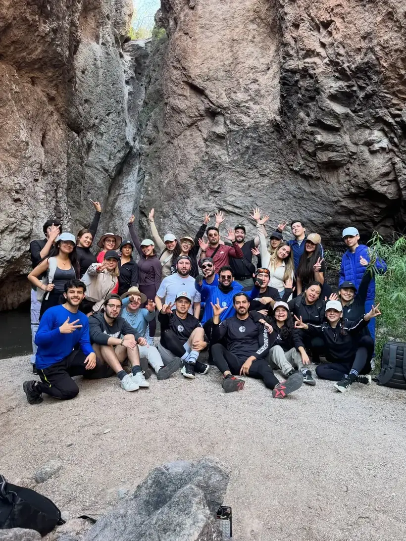 Grupo de senderismo de Outdoors Los Mochis en un cañón de Sinaloa