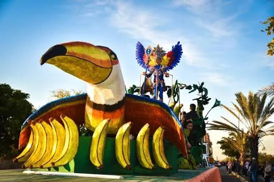 Carro alegórico del Carnaval de Topolobampo desfilando junto al malecón