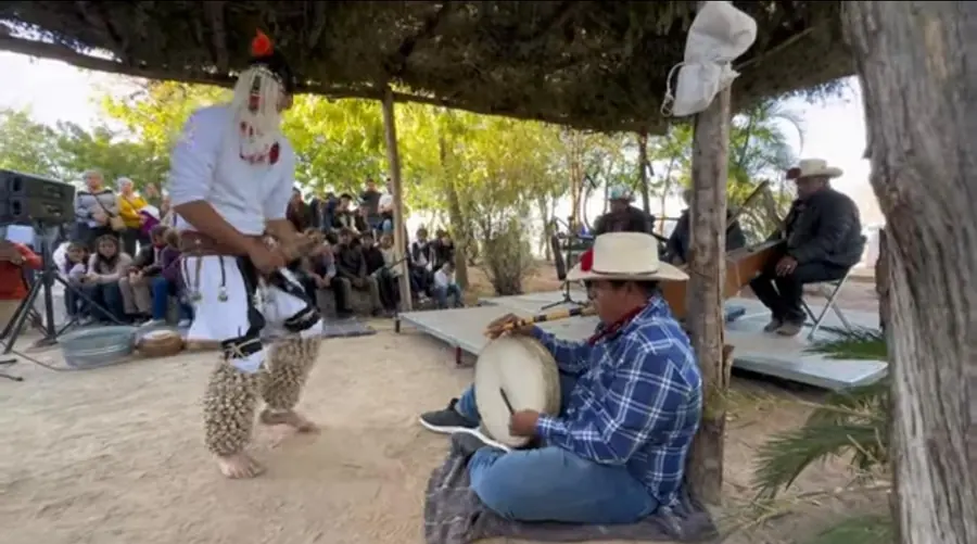 Judío danzando con tambor en La Judea de San Miguel Zapotitlán, Sinaloa