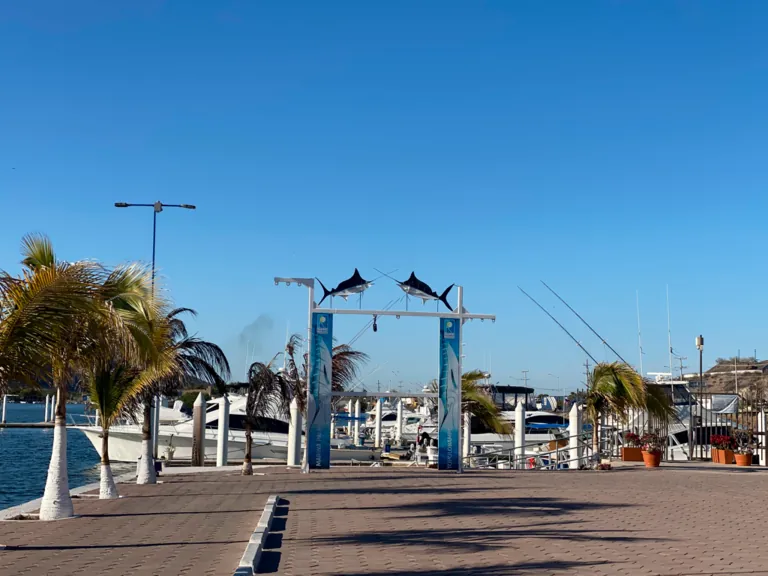 Arco con marlines en el muelle de pesca deportiva de la marina de Topolobampo