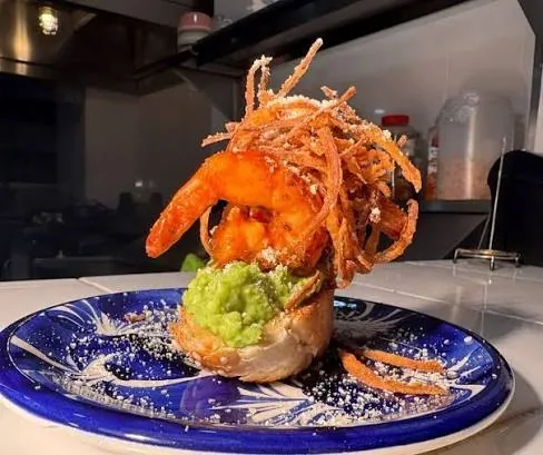 Tostada de camarón con guacamole del restaurante Emanuel Topolobampo