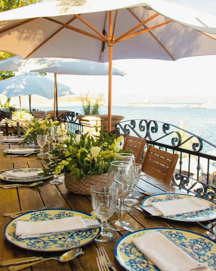 Terraza frente al mar del restaurante Casa Aduana en Topolobampo